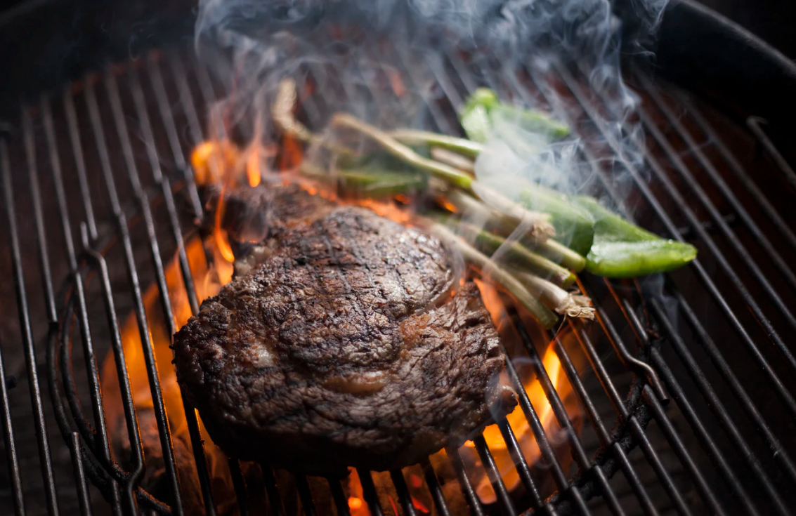 http://grillbots.com/cdn/shop/articles/how_to_deep_clean_a_grill.PNG?v=1625676595